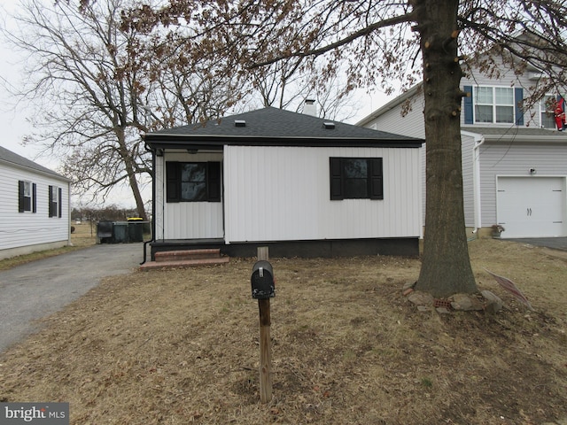 view of front facade featuring a garage