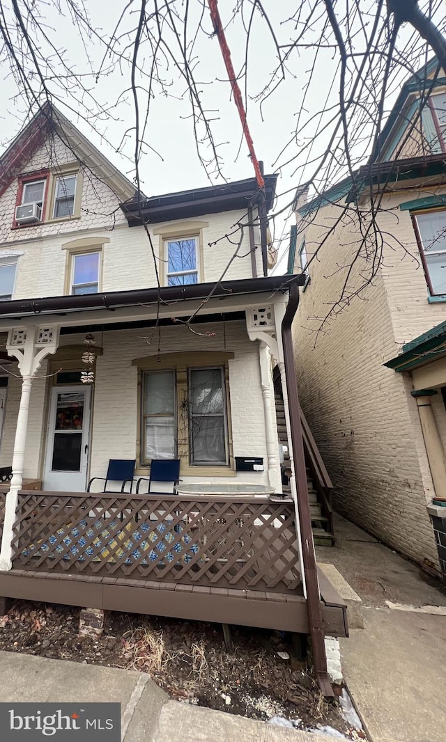 view of front of property featuring covered porch