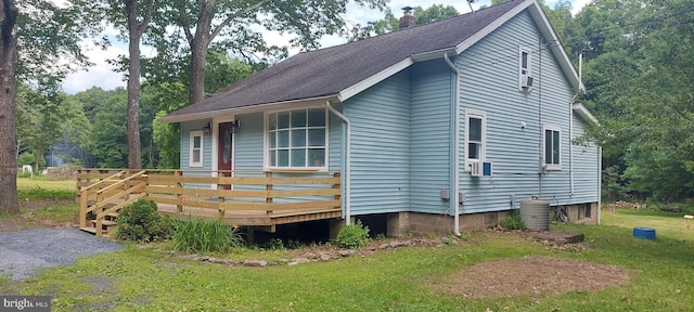 view of front of property featuring a deck and a front lawn