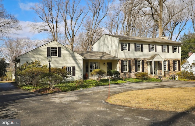 view of front of property featuring a front yard