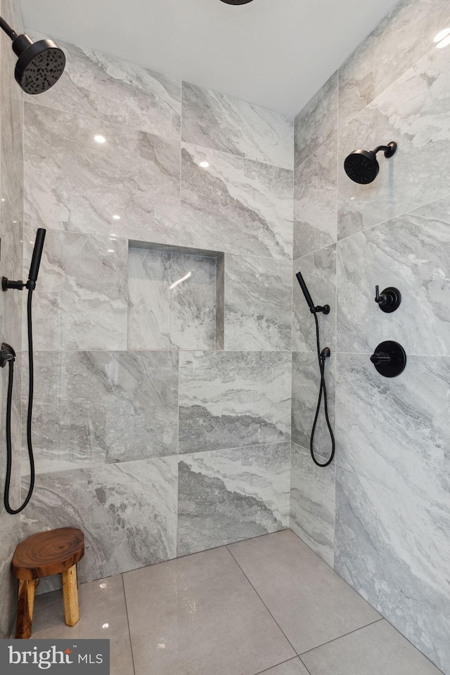 bathroom featuring tiled shower