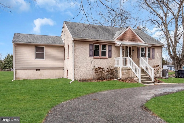 view of front of property featuring covered porch and a front yard