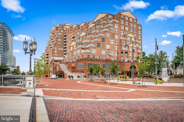 Listing photo 2 for 250 President St Unit 613, Baltimore MD 21202