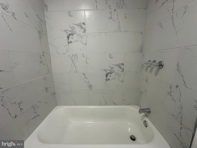 bathroom featuring tiled shower / bath combo