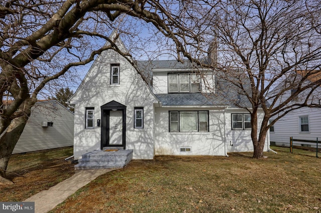 view of front facade featuring a front yard