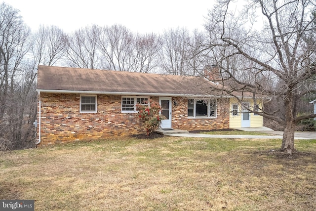 ranch-style house featuring a front yard