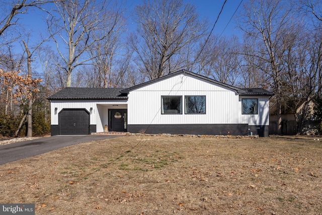 view of front of house featuring a garage and a front yard