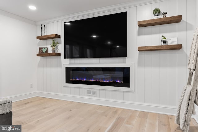 room details with crown molding and hardwood / wood-style flooring