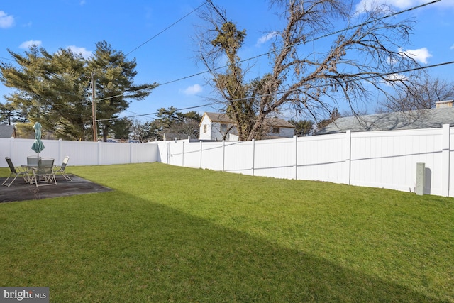 view of yard featuring a patio area