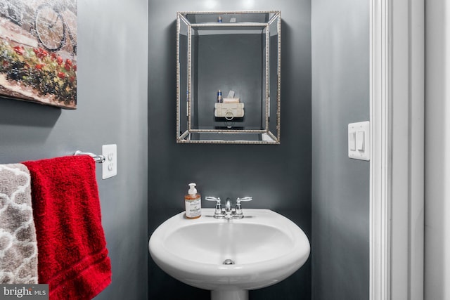 bathroom featuring sink