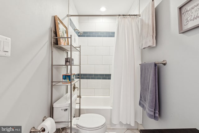 full bathroom featuring toilet and shower / bath combo with shower curtain