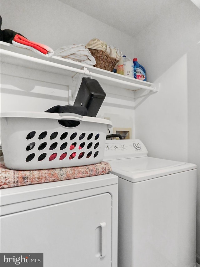 washroom featuring washing machine and clothes dryer