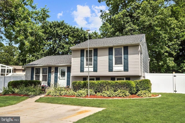 tri-level home featuring a front yard