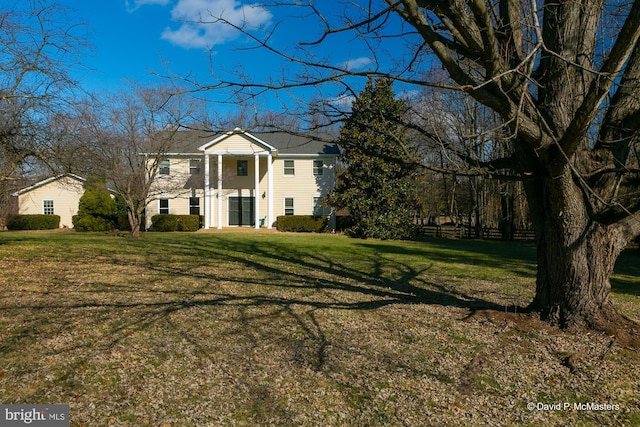 view of front facade featuring a front lawn