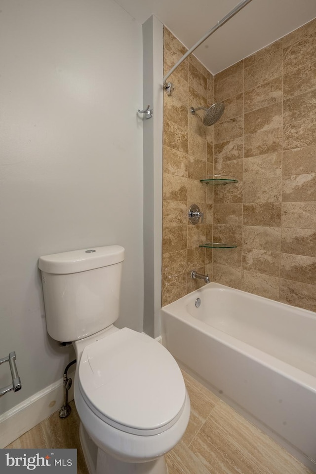 bathroom with tiled shower / bath and toilet