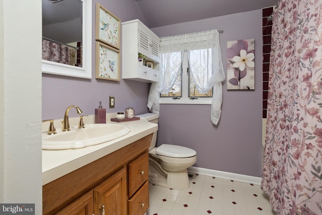 full bath featuring toilet, a shower with curtain, baseboards, and vanity