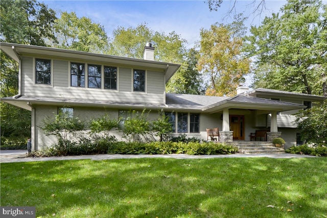 view of front facade featuring a front lawn