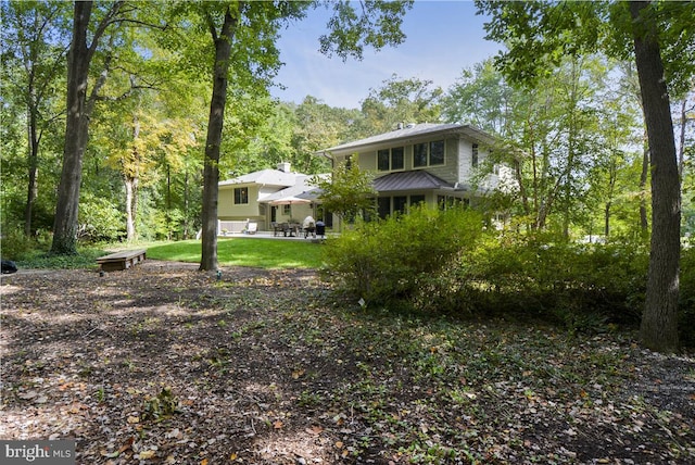 view of yard featuring a patio