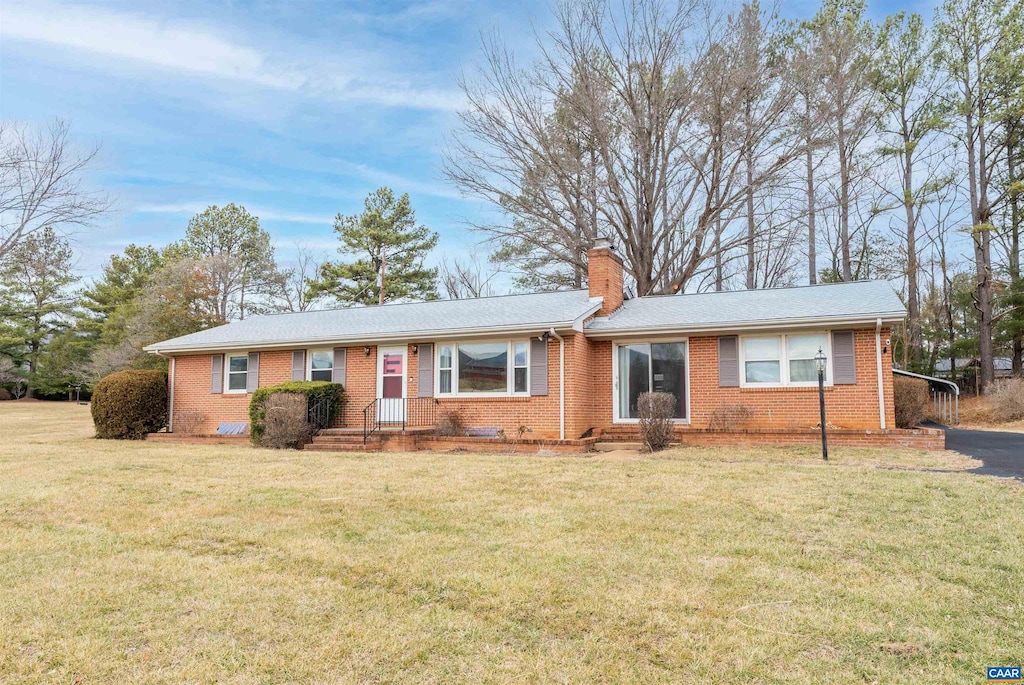 ranch-style home with a front yard