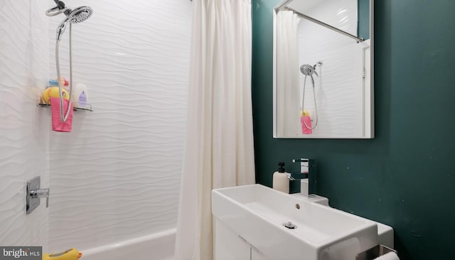 bathroom with shower / tub combo