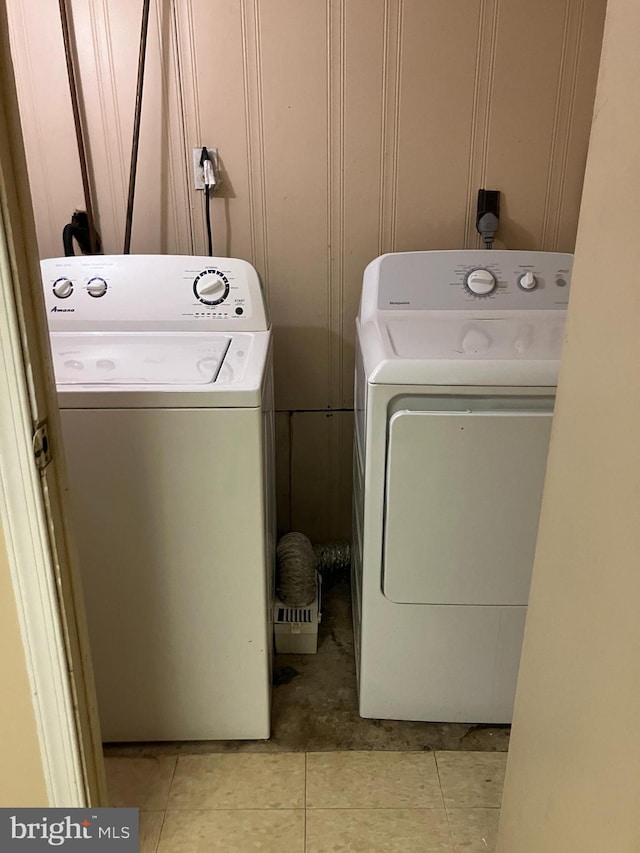 laundry room featuring light tile patterned flooring and washing machine and clothes dryer