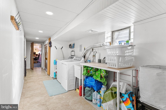 laundry area with laundry area, recessed lighting, and independent washer and dryer