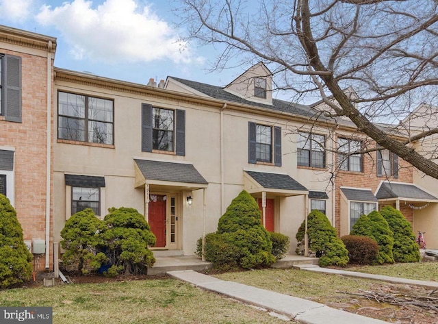 townhome / multi-family property featuring stucco siding