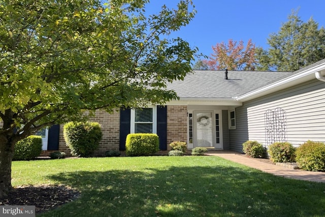 view of front of property with a front yard