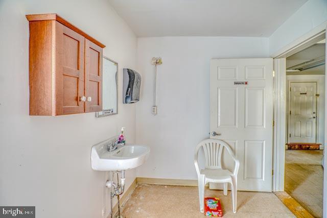 bathroom featuring a sink and baseboards