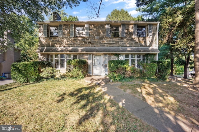 view of front of property with a front yard