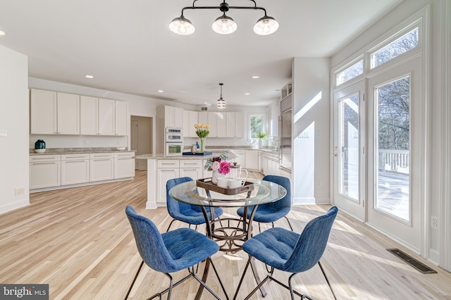 dining room with baseboards, recessed lighting, visible vents, and light wood-style floors