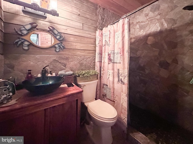 6073 Wycoff Sq, Centreville, VA 20120 - bathroom featuring vanity, curtained shower, and toilet