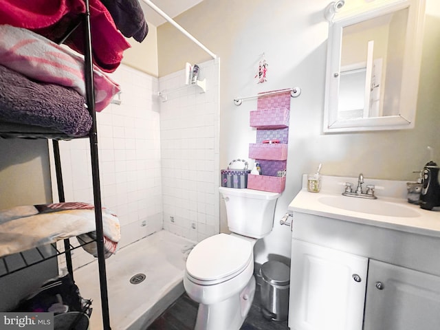 6073 Wycoff Sq, Centreville, VA 20120 - bathroom featuring vanity, a tile shower, and toilet