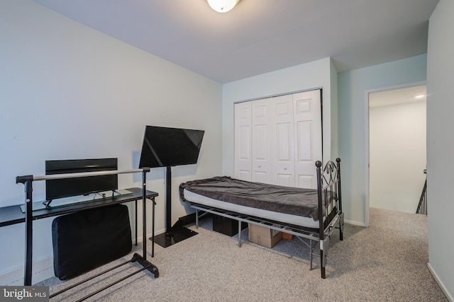 bedroom featuring carpet flooring and a closet