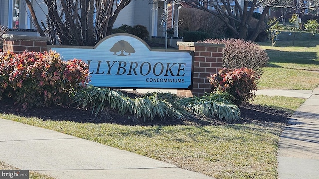 community / neighborhood sign with a lawn