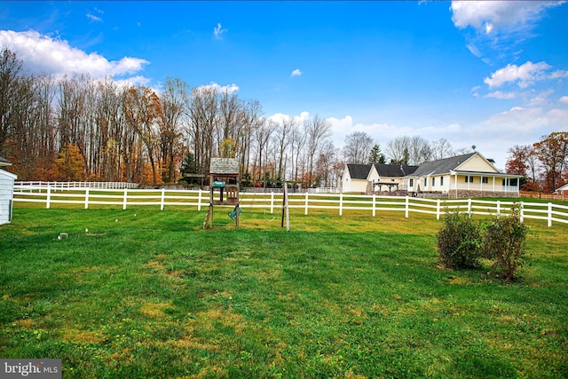 view of yard featuring a rural view