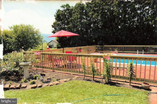 view of swimming pool