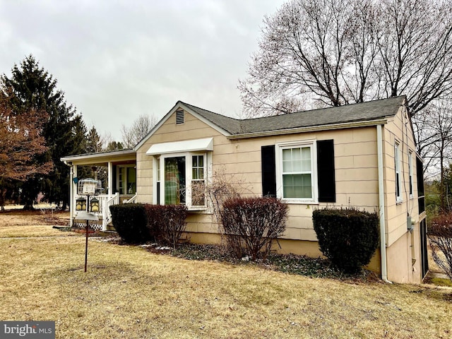 ranch-style house featuring a porch and a front lawn