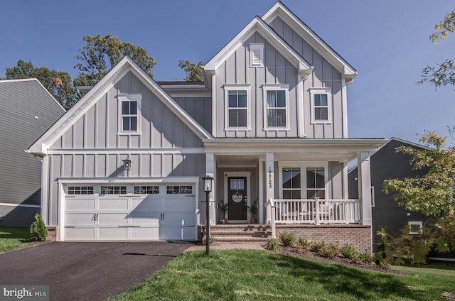 view of front of house featuring a porch and a front lawn