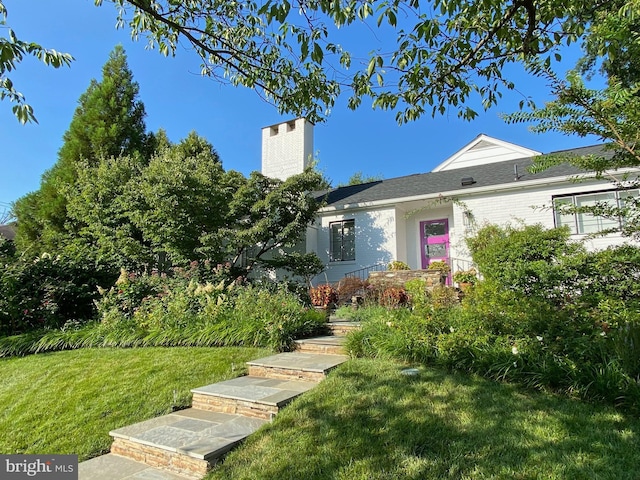 view of front of property with a front yard