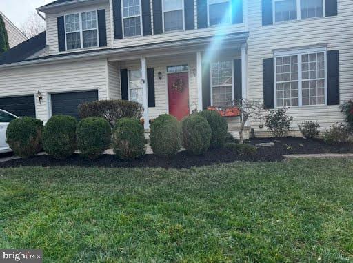 view of front of house featuring a front lawn