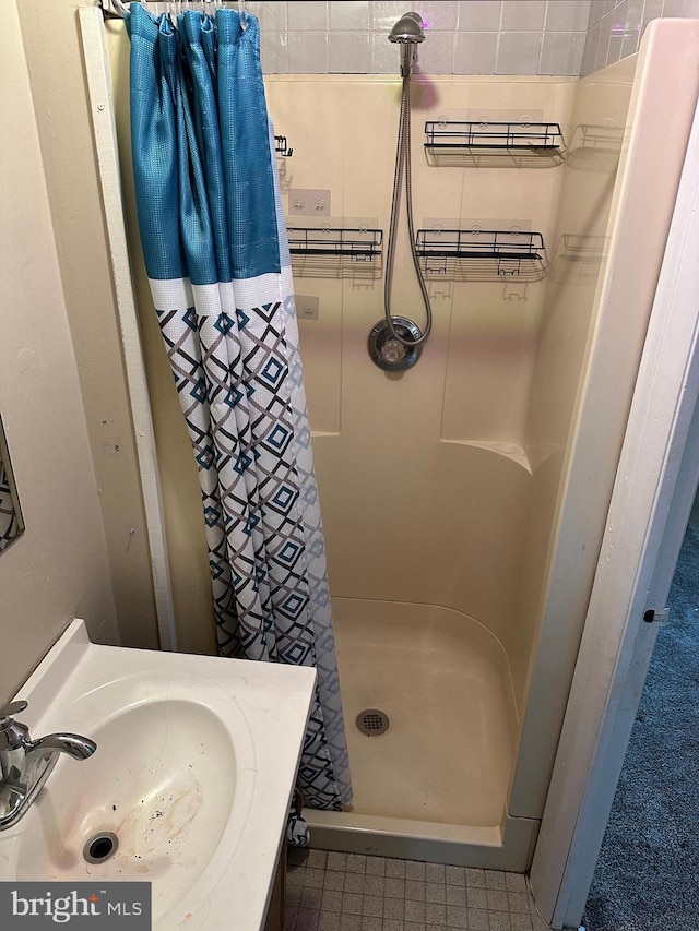 bathroom featuring sink and a shower with curtain