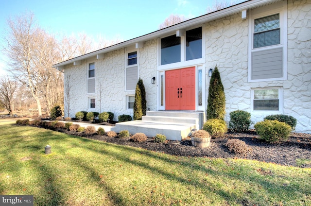 view of front of house featuring a front lawn