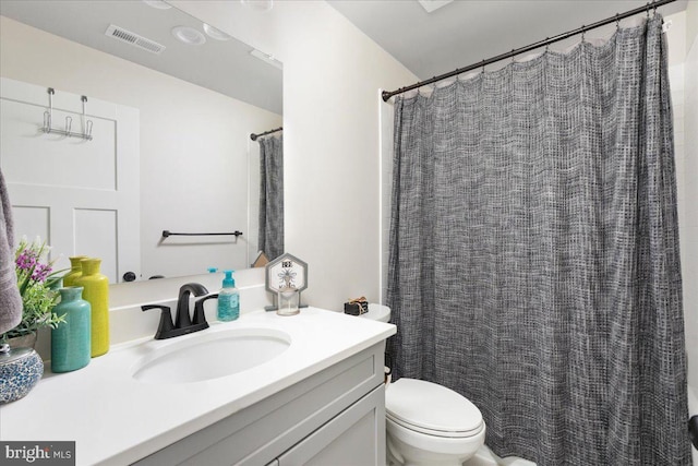 full bath with toilet, curtained shower, vanity, and visible vents