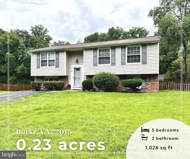 bi-level home featuring a front lawn