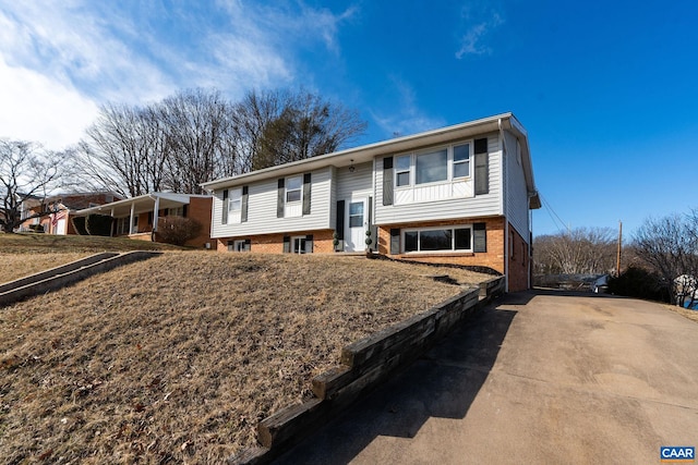 split foyer home with a front lawn