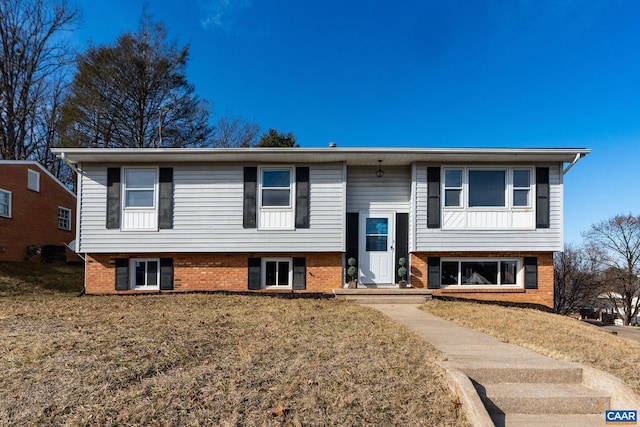 split foyer home featuring a front yard