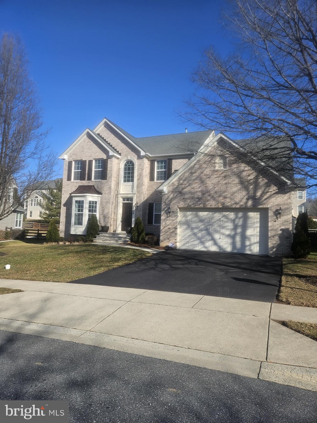 view of front property featuring a garage