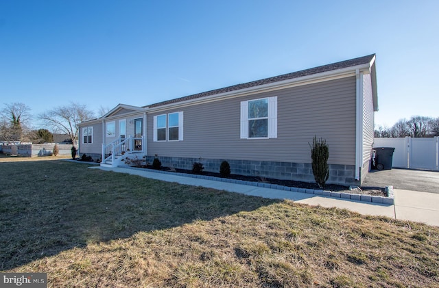 view of front of house featuring a front yard