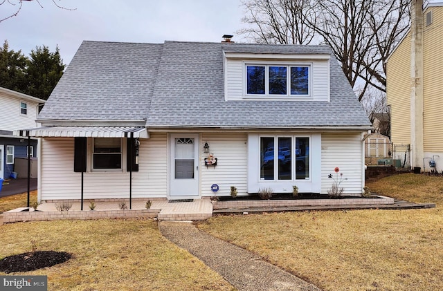 view of front of property featuring a front yard